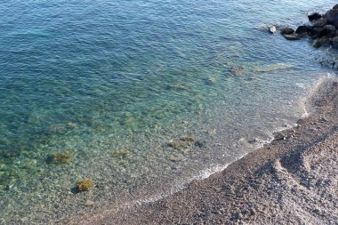 Castellammare di Stabia, Campania, İtalya 12 Nisan 2025: Pozzano Sahili veya Calcina Sahili eski çimento fabrikasının bitişiğindeki 4 yıldızlı bir otele dönüştü.
