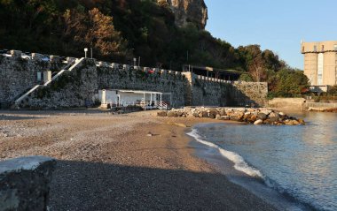 Castellammare di Stabia, Campania, İtalya 12 Nisan 2025: Pozzano Sahili veya Calcina Sahili eski çimento fabrikasının bitişiğindeki 4 yıldızlı bir otele dönüştü.
