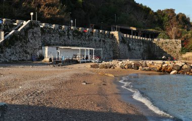 Castellammare di Stabia, Campania, İtalya 12 Nisan 2025: Pozzano Sahili veya Calcina Sahili eski çimento fabrikasının bitişiğindeki 4 yıldızlı bir otele dönüştü.
