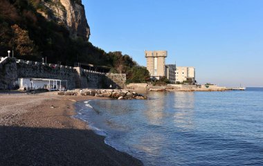 Castellammare di Stabia, Campania, İtalya 12 Nisan 2025: Pozzano Sahili veya Calcina Sahili eski çimento fabrikasının bitişiğindeki 4 yıldızlı bir otele dönüştü.