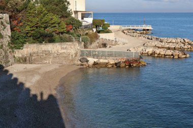 Castellammare di Stabia, Campania, İtalya 12 Nisan 2025: Pozzano Sahili veya Calcina Sahili eski çimento fabrikasının bitişiğindeki 4 yıldızlı bir otele dönüştü.