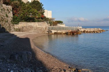 Castellammare di Stabia, Campania, İtalya 12 Nisan 2025: Pozzano Sahili veya Calcina Sahili eski çimento fabrikasının bitişiğindeki 4 yıldızlı bir otele dönüştü.