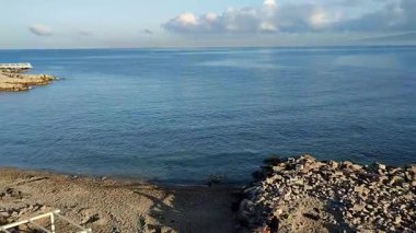 Castellammare di Stabia, Campania, İtalya 12 Nisan 2025: Pozzano Sahili veya Calcina Sahili eski çimento fabrikasının bitişiğindeki 4 yıldızlı bir otele dönüştü.