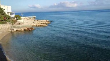 Castellammare di Stabia, Campania, İtalya 12 Nisan 2025: Pozzano Sahili veya Calcina Sahili eski çimento fabrikasının bitişiğindeki 4 yıldızlı bir otele dönüştü.