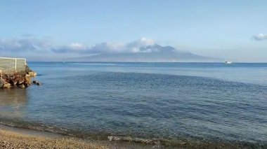 Castellammare di Stabia, Campania, İtalya 12 Nisan 2025: Pozzano Sahili veya Calcina Sahili eski çimento fabrikasının bitişiğindeki 4 yıldızlı bir otele dönüştü.