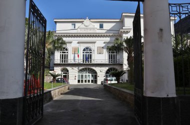Sorrento, Campania, İtalya 12 Nisan 2025: Tarihi merkezin sokaklarındaki belediye binası