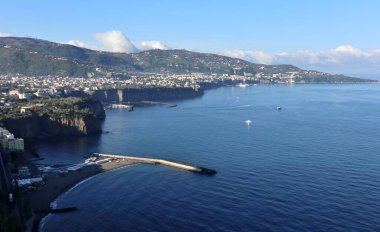 Meta di Sorrento, Campania, İtalya, 12 Nisan 2025: Sorrento Yarımadası 'nın Panorama' sı şafak vakti kıyı yolundan