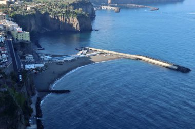 Meta di Sorrento, Campania, İtalya, 12 Nisan 2025: Sorrento Yarımadası 'nın Panorama' sı şafak vakti kıyı yolundan