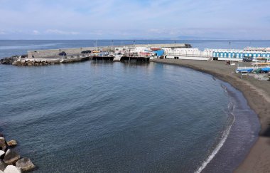 Meta di Sorrento, Campania, İtalya 12 Nisan 2025: Via Caruso 'daki Port Beach
