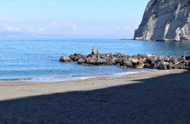 Meta di Sorrento, Campania, İtalya 12 Nisan 2025: Via Caruso 'daki Port Beach