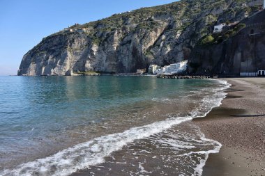 Meta di Sorrento, Campania, İtalya 12 Nisan 2025: Via Caruso 'daki Port Beach