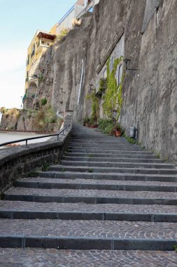 Meta di Sorrento, Campania, İtalya 12 Nisan 2025: Via Caruso 'daki Port Beach