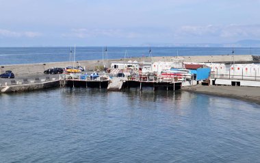 Meta di Sorrento, Campania, İtalya 12 Nisan 2025: Via Caruso 'daki Port Beach
