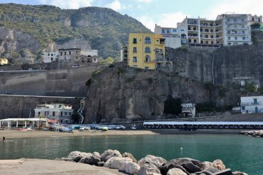 Meta di Sorrento, Campania, İtalya 12 Nisan 2025: Via Caruso 'daki Port Beach