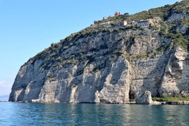 Meta di Sorrento, Campania, İtalya 12 Nisan 2025: Via Caruso 'daki Port Beach