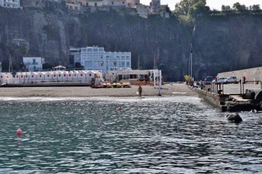 Meta di Sorrento, Campania, İtalya 12 Nisan 2025: Via Caruso 'daki Port Beach