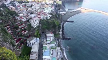 Meta di Sorrento, Campania, İtalya, 12 Nisan 2025: Sorrento Yarımadası 'nın Panorama' sı şafak vakti kıyı yolundan