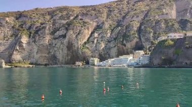 Meta di Sorrento, Campania, İtalya 12 Nisan 2025: Via Caruso 'daki Port Beach
