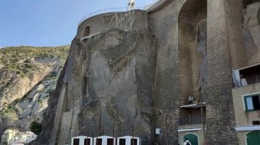 Meta di Sorrento, Campania, İtalya 12 Nisan 2025: Via Caruso 'daki Port Beach
