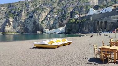 Meta di Sorrento, Campania, İtalya 12 Nisan 2025: Via Caruso 'daki Port Beach