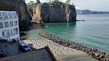 Meta di Sorrento, Campania, İtalya 12 Nisan 2025: Via Caruso 'daki Port Beach