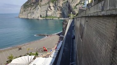 Meta di Sorrento, Campania, İtalya 12 Nisan 2025: Via Caruso 'daki Port Beach