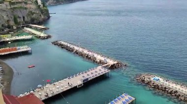 Sorrento, Campania, İtalya 12 Nisan 2025: Limana yakın Marina Piccola 'da tatil beldeleri