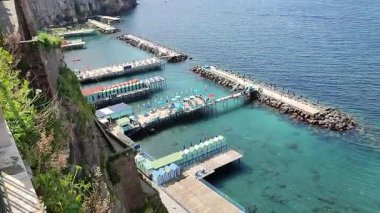 Sorrento, Campania, İtalya 12 Nisan 2025: Limana yakın Marina Piccola 'da tatil beldeleri