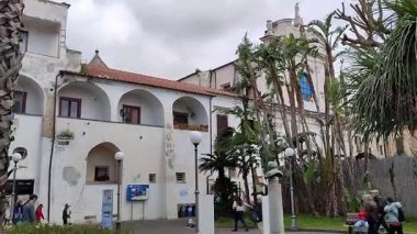 Sorrento, Campania, İtalya 12 Nisan 2025: Marina Piccola manzaralı köy merkezinde Villa Comunale
