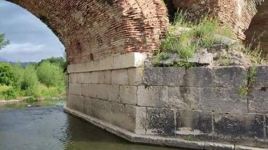 Benevento, Campania, İtalya 6 Mayıs 2025: Ponte Leproso, MÖ 3. yüzyıla dayanan ve Via Appia Antica 'nın Benevento Nehri' ni geçerek Benevento 'ya ulaşmasını sağlayan bir Roma köprüsü..