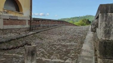 Benevento, Campania, İtalya 6 Mayıs 2025: Ponte Leproso, MÖ 3. yüzyıla dayanan ve Via Appia Antica 'nın Benevento Nehri' ni geçerek Benevento 'ya ulaşmasını sağlayan bir Roma köprüsü..