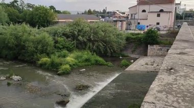 Benevento, Campania, İtalya 6 Mayıs 2025: Ponte Leproso, MÖ 3. yüzyıla dayanan ve Via Appia Antica 'nın Benevento Nehri' ni geçerek Benevento 'ya ulaşmasını sağlayan bir Roma köprüsü..