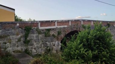 Benevento, Campania, İtalya 6 Mayıs 2025: Ponte Leproso, MÖ 3. yüzyıla dayanan ve Via Appia Antica 'nın Benevento Nehri' ni geçerek Benevento 'ya ulaşmasını sağlayan bir Roma köprüsü..