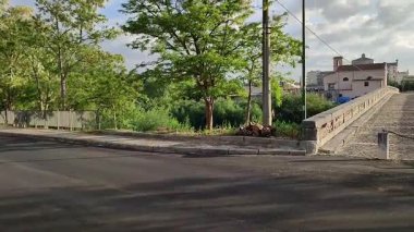 Benevento, Campania, İtalya 6 Mayıs 2025: Ponte Leproso, MÖ 3. yüzyıla dayanan ve Via Appia Antica 'nın Benevento Nehri' ni geçerek Benevento 'ya ulaşmasını sağlayan bir Roma köprüsü..