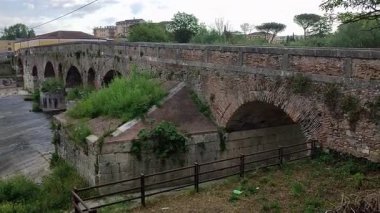 Benevento, Campania, İtalya 6 Mayıs 2025: Ponte Leproso, MÖ 3. yüzyıla dayanan ve Via Appia Antica 'nın Benevento Nehri' ni geçerek Benevento 'ya ulaşmasını sağlayan bir Roma köprüsü..