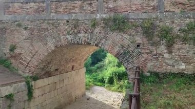 Benevento, Campania, İtalya 6 Mayıs 2025: Ponte Leproso, MÖ 3. yüzyıla dayanan ve Via Appia Antica 'nın Benevento Nehri' ni geçerek Benevento 'ya ulaşmasını sağlayan bir Roma köprüsü..