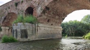 Benevento, Campania, İtalya 6 Mayıs 2025: Ponte Leproso, MÖ 3. yüzyıla dayanan ve Via Appia Antica 'nın Benevento Nehri' ni geçerek Benevento 'ya ulaşmasını sağlayan bir Roma köprüsü..