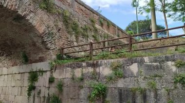 Benevento, Campania, İtalya 6 Mayıs 2025: Ponte Leproso, MÖ 3. yüzyıla dayanan ve Via Appia Antica 'nın Benevento Nehri' ni geçerek Benevento 'ya ulaşmasını sağlayan bir Roma köprüsü..