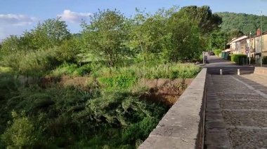 Benevento, Campania, İtalya 6 Mayıs 2025: Ponte Leproso, MÖ 3. yüzyıla dayanan ve Via Appia Antica 'nın Benevento Nehri' ni geçerek Benevento 'ya ulaşmasını sağlayan bir Roma köprüsü..