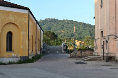 Benevento, Campania, İtalya 6 Mayıs 2025: Ponte Leproso, MÖ 3. yüzyıla dayanan ve Via Appia Antica 'nın Benevento Nehri' ni geçerek Benevento 'ya ulaşmasını sağlayan bir Roma köprüsü..