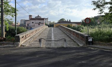 Benevento, Campania, İtalya 6 Mayıs 2025: Ponte Leproso, MÖ 3. yüzyıla dayanan ve Via Appia Antica 'nın Benevento Nehri' ni geçerek Benevento 'ya ulaşmasını sağlayan bir Roma köprüsü..