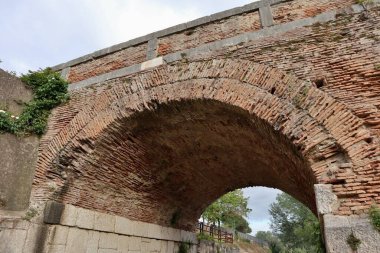 Benevento, Campania, İtalya 6 Mayıs 2025: Ponte Leproso, MÖ 3. yüzyıla dayanan ve Via Appia Antica 'nın Benevento Nehri' ni geçerek Benevento 'ya ulaşmasını sağlayan bir Roma köprüsü..