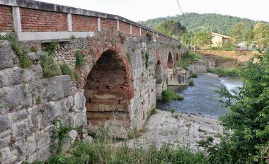 Benevento, Campania, İtalya 6 Mayıs 2025: Ponte Leproso, MÖ 3. yüzyıla dayanan ve Via Appia Antica 'nın Benevento Nehri' ni geçerek Benevento 'ya ulaşmasını sağlayan bir Roma köprüsü..