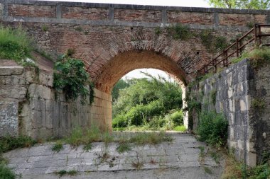 Benevento, Campania, İtalya 6 Mayıs 2025: Ponte Leproso, MÖ 3. yüzyıla dayanan ve Via Appia Antica 'nın Benevento Nehri' ni geçerek Benevento 'ya ulaşmasını sağlayan bir Roma köprüsü..