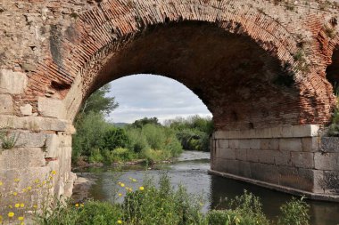 Benevento, Campania, İtalya 6 Mayıs 2025: Ponte Leproso, MÖ 3. yüzyıla dayanan ve Via Appia Antica 'nın Benevento Nehri' ni geçerek Benevento 'ya ulaşmasını sağlayan bir Roma köprüsü..