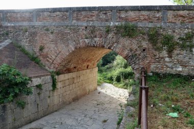 Benevento, Campania, İtalya 6 Mayıs 2025: Ponte Leproso, MÖ 3. yüzyıla dayanan ve Via Appia Antica 'nın Benevento Nehri' ni geçerek Benevento 'ya ulaşmasını sağlayan bir Roma köprüsü..