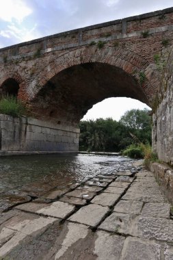 Benevento, Campania, İtalya 6 Mayıs 2025: Ponte Leproso, MÖ 3. yüzyıla dayanan ve Via Appia Antica 'nın Benevento Nehri' ni geçerek Benevento 'ya ulaşmasını sağlayan bir Roma köprüsü..