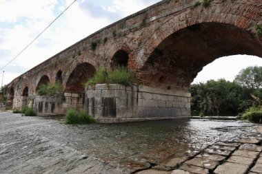 Benevento, Campania, İtalya 6 Mayıs 2025: Ponte Leproso, MÖ 3. yüzyıla dayanan ve Via Appia Antica 'nın Benevento Nehri' ni geçerek Benevento 'ya ulaşmasını sağlayan bir Roma köprüsü..