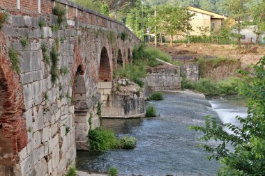 Benevento, Campania, İtalya 6 Mayıs 2025: Ponte Leproso, MÖ 3. yüzyıla dayanan ve Via Appia Antica 'nın Benevento Nehri' ni geçerek Benevento 'ya ulaşmasını sağlayan bir Roma köprüsü..