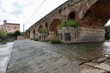 Benevento, Campania, İtalya 6 Mayıs 2025: Ponte Leproso, MÖ 3. yüzyıla dayanan ve Via Appia Antica 'nın Benevento Nehri' ni geçerek Benevento 'ya ulaşmasını sağlayan bir Roma köprüsü..